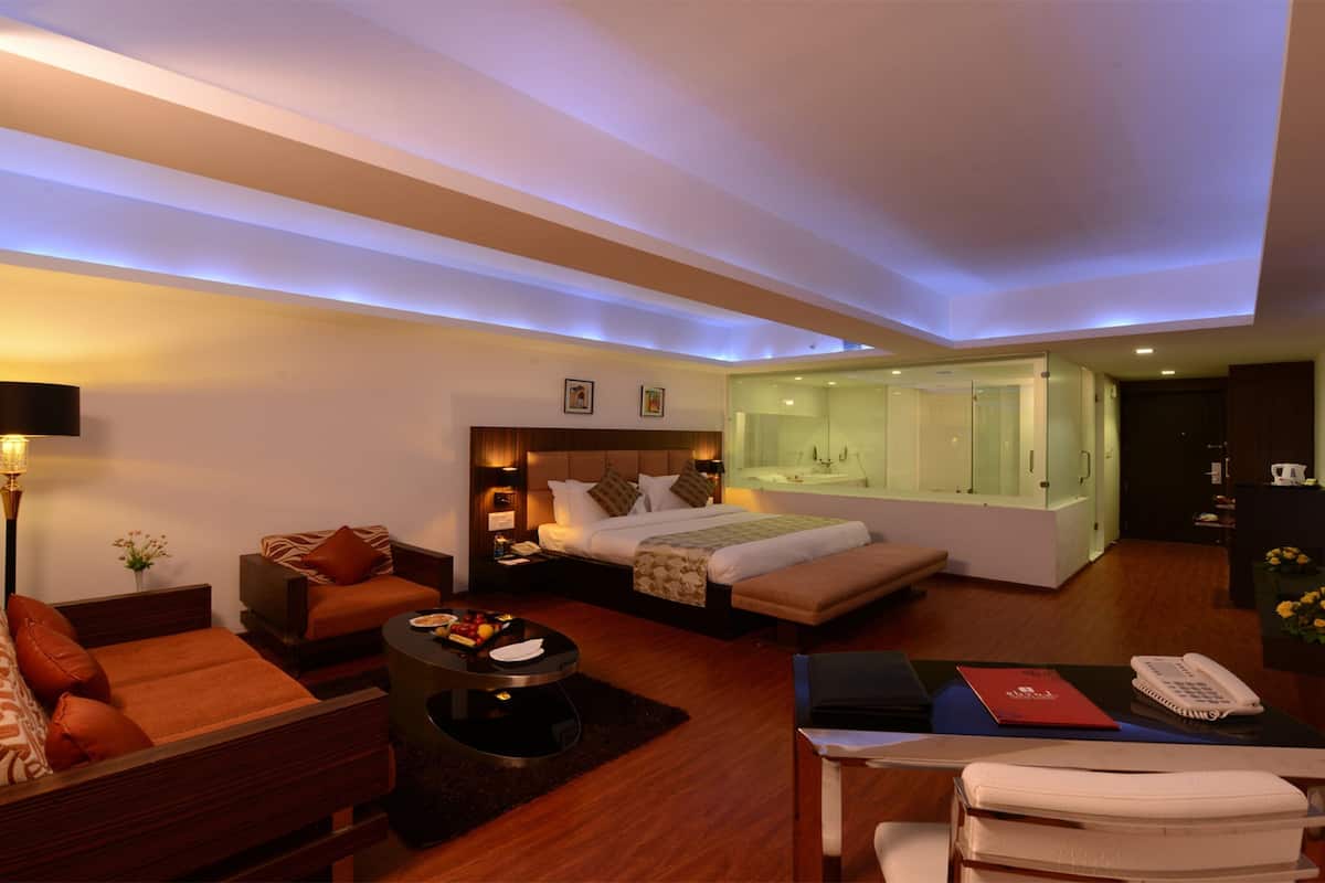 1 habitación, caja de seguridad en la habitación y escritorio