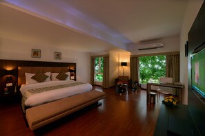 Chambre Deluxe | 1 chambre, coffres-forts dans les chambres, bureau