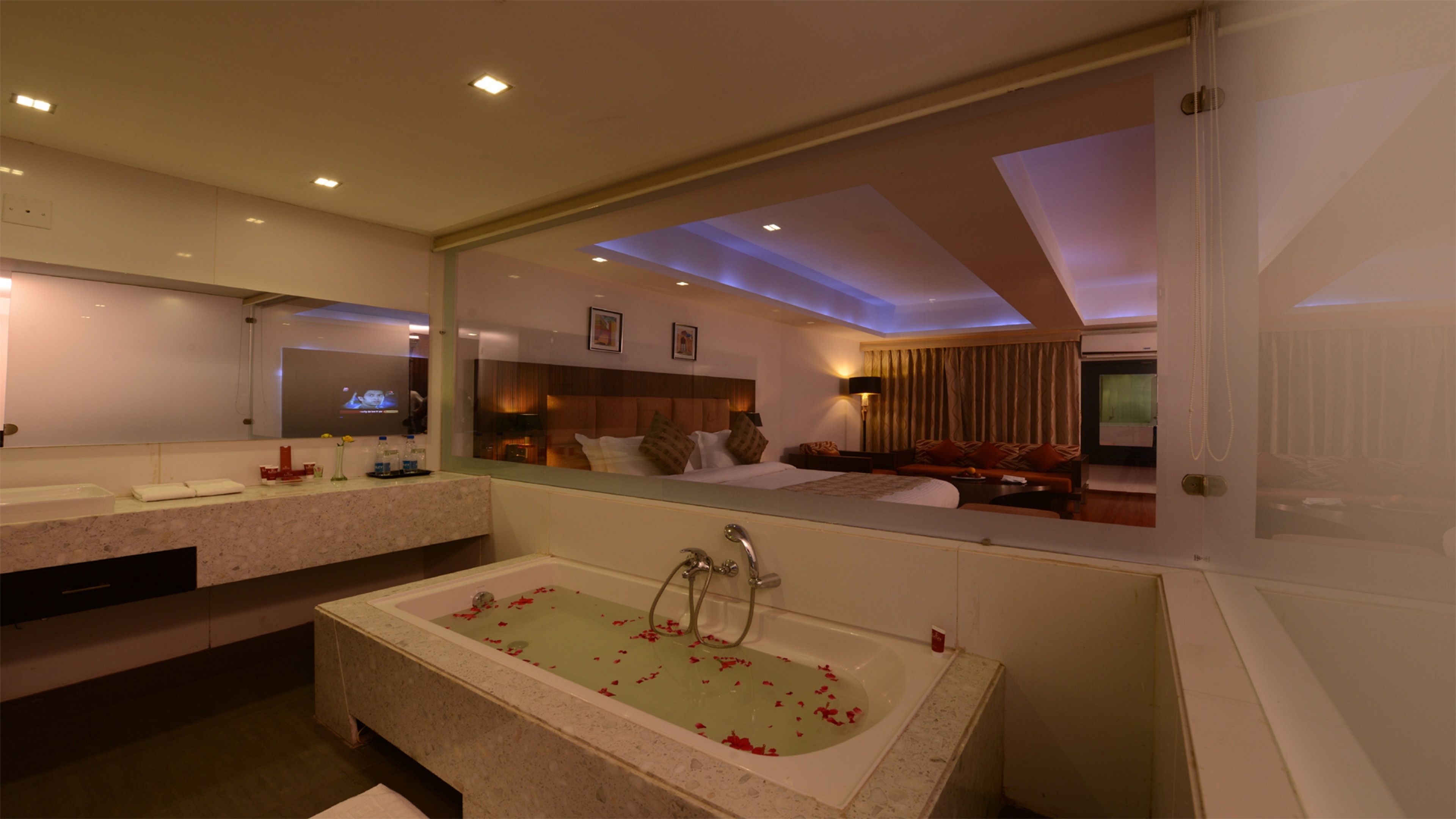 Ein modernes Badezimmer mit einer großen Badewanne, einer Dusche und einem Waschtisch mit Spiegel.