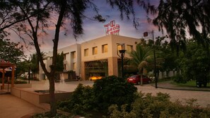 Façana frontal de l'allotjament (vespre/nit)