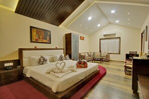 套房 | 迷你吧、房內夾萬、書桌、床單