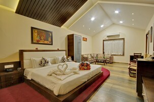 Vishal Suite | Minibar, in-room safe, desk, bed sheets