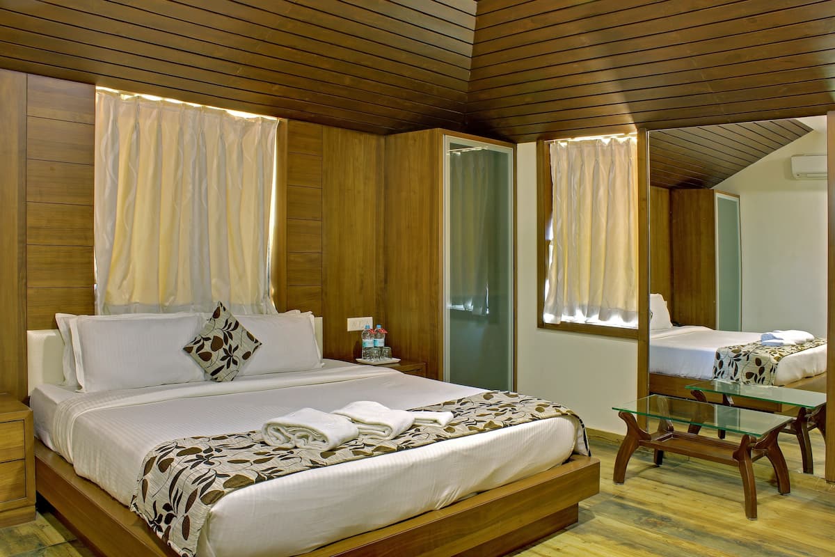 Pavilion Room | Minibar, in-room safe, desk, bed sheets