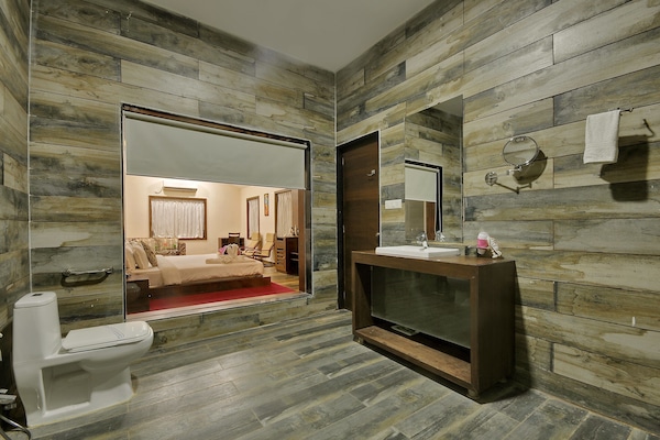 Vishal Suite | Bathroom | Shower, free toiletries, towels