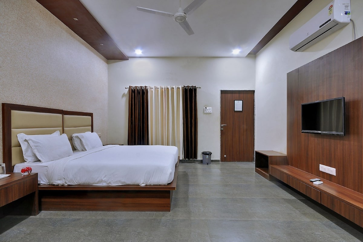 Executive Room | Minibar, in-room safe, desk, bed sheets