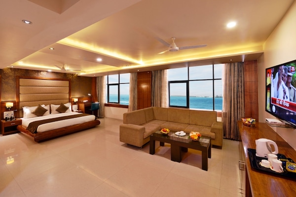Suite, Sea View | 1 bedroom, minibar, in-room safe, desk
