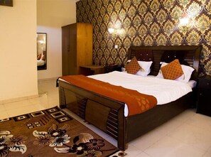 Chambre supĂ©rieure, 1 lit double | Minibar, bureau, lit dâappoint (supplĂ©ment), accĂšs au Wi-Fi (inclus)