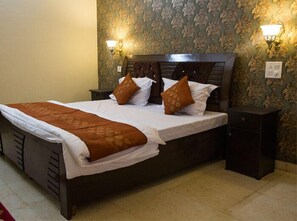 Habitación Deluxe, 1 cama matrimonial | Minibar, escritorio, camas extra y wifi gratis 