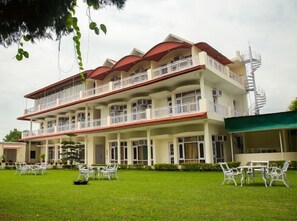 Vista frontal de la propiedad