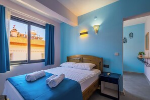 Quarto triplo família | Escrivaninha, Wi-Fi de cortesia, roupa de cama
