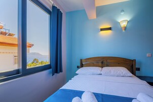 Escritorio, wifi gratis y ropa de cama 