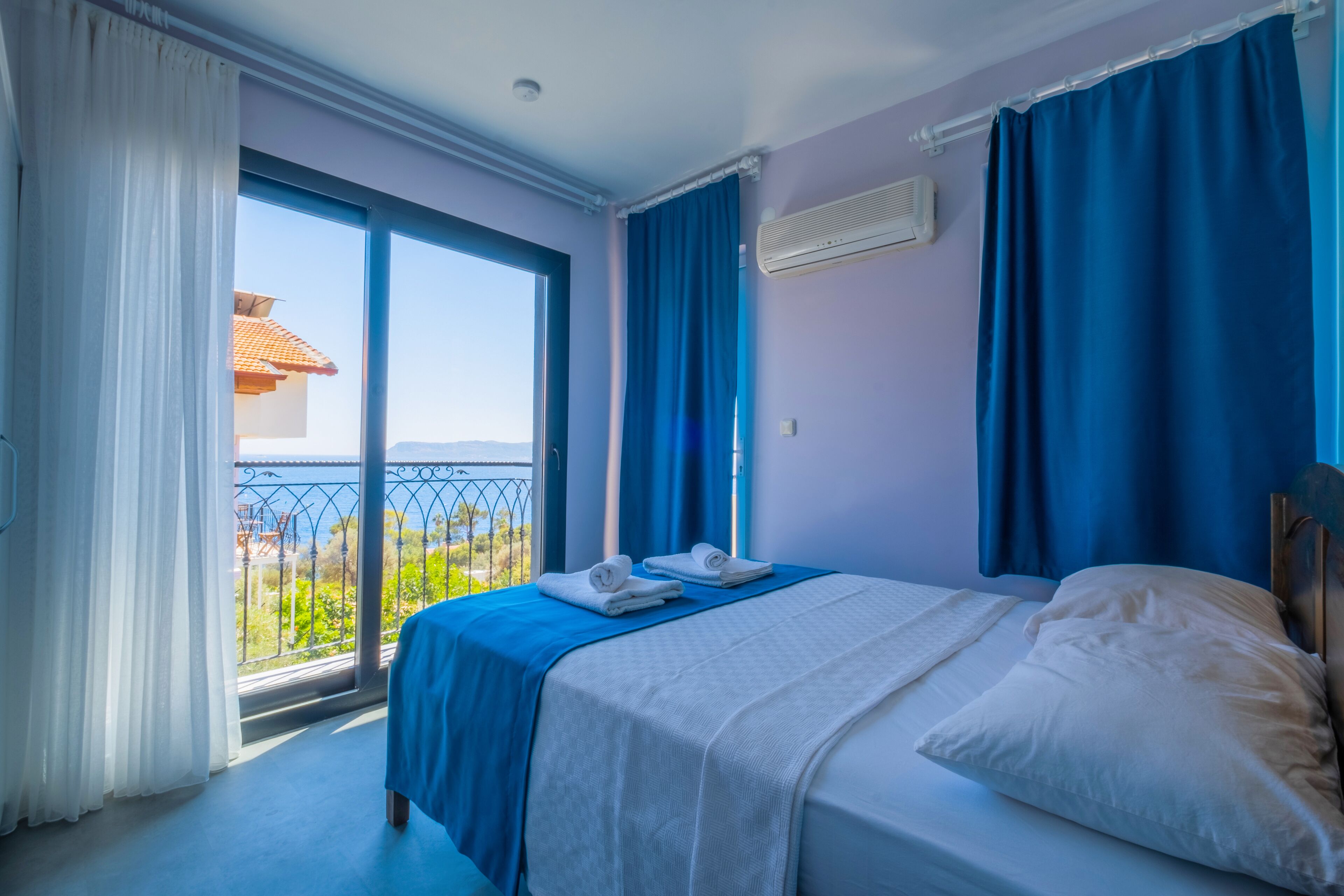 Habitación doble, 1 cama de matrimonio, vistas al mar | Escritorio, wifi gratis, ropa de cama