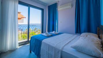Double Room, 1 Queen Bed, Sea View | Desk, free WiFi, bed sheets