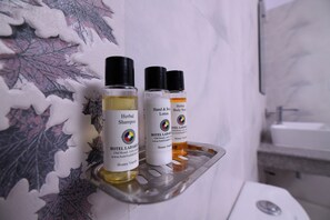 Dúplex Deluxe, 1 cama matrimonial, para fumadores | Baño | Regadera, amenidades de baño gratuitas, toallas