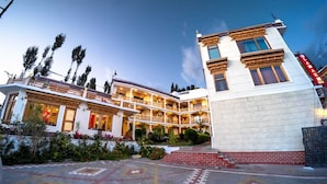 A multi-story hotel with a central courtyard and balconies. - Hotel Ladakh Inn (Leh)