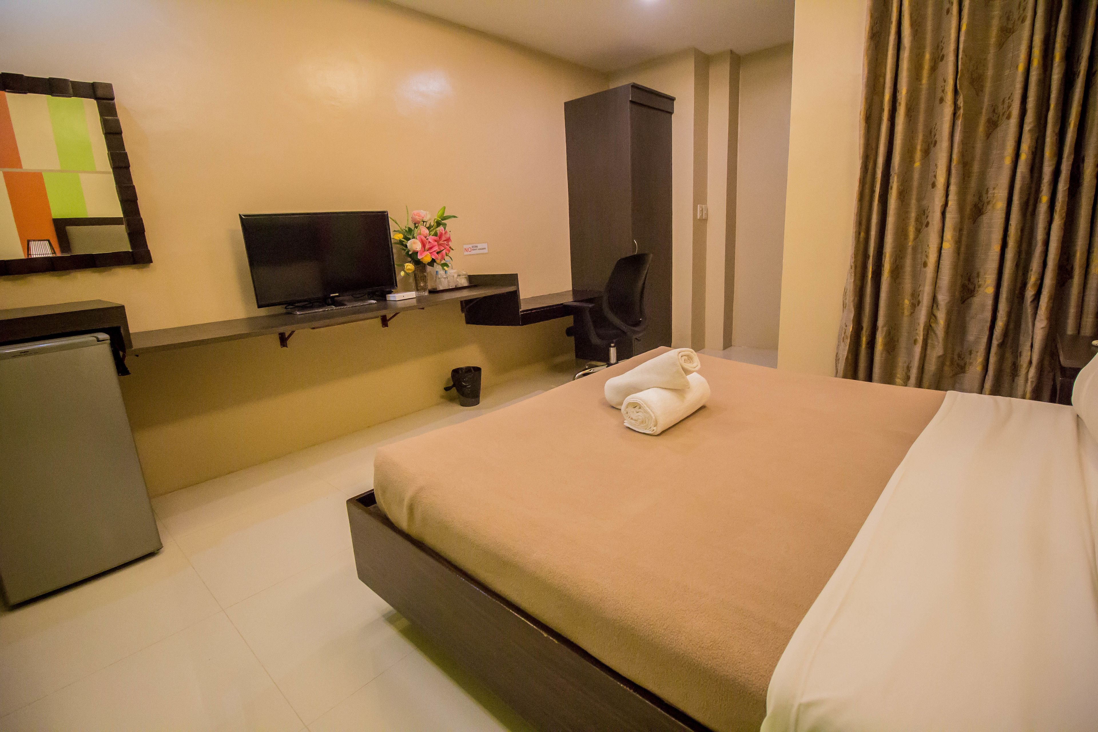 queen room | egyptian cotton sheets, premium bedding, individually decorated, desk