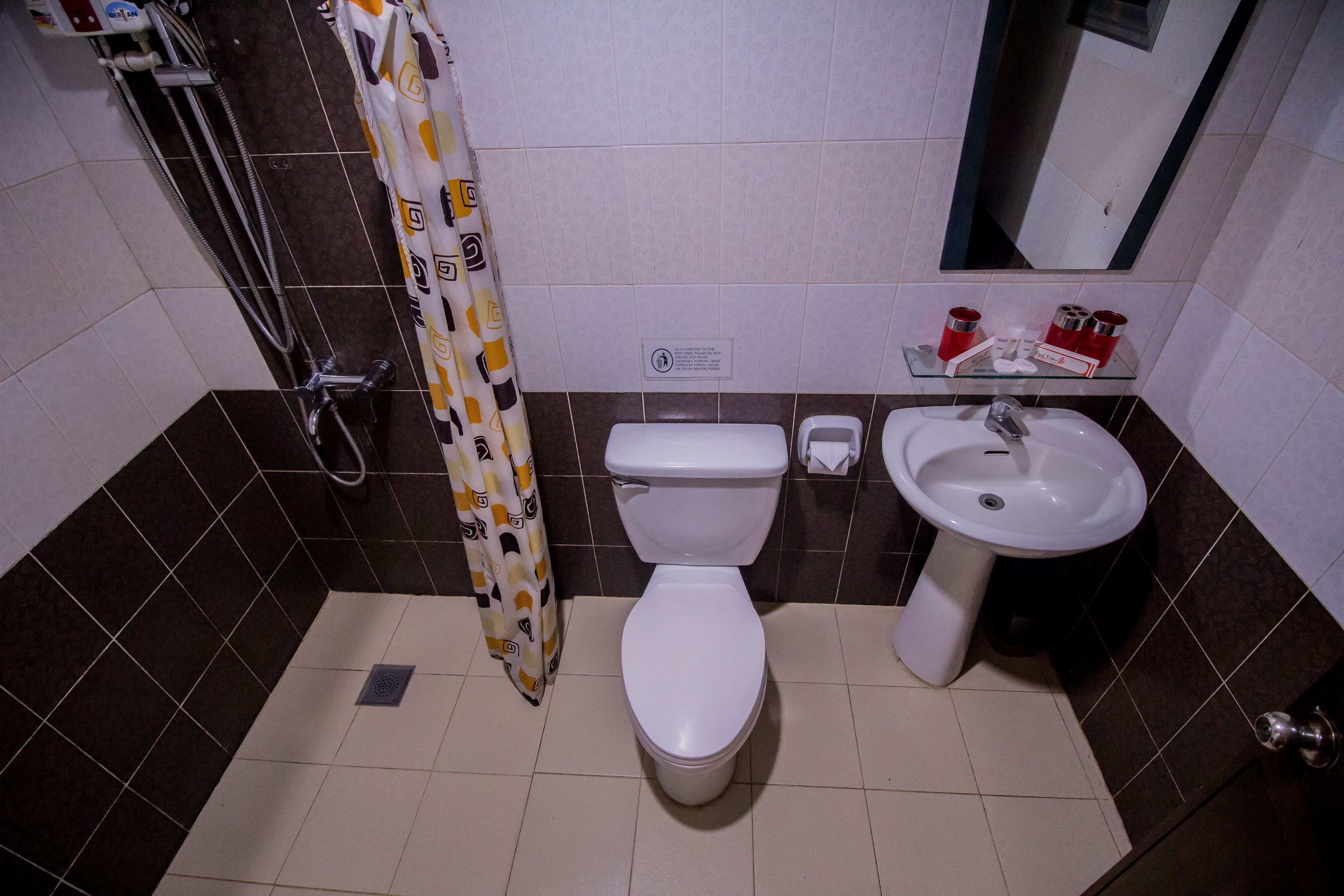 queen room | bathroom | shower, free toiletries, hair dryer, towels
