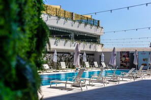 Kolam renang terbuka, kerusi lepak pantai 