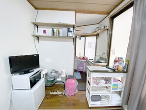 Basic Room, 3 Single Beds | Desk, free WiFi
