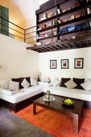 Literie de qualité, coffre-fort, décor unique, ameublement unique