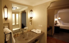 Deluxe Suite, 1 King Bed, Private Bathroom, Courtyard View (Oz) | Bathroom | Shower, free toiletries, hair dryer, bathrobes - Riad Abracadabra (Marrakech)