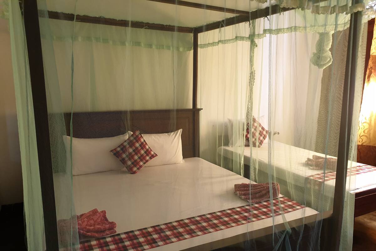 Economy Triple Room | In-room safe, desk, free WiFi, bed sheets
