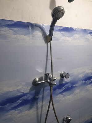 Comfort Room | Bathroom | Shower, rainfall showerhead, free toiletries, hair dryer - Shasee Rest -Mirissa Sri Lanaka (Mirissa)