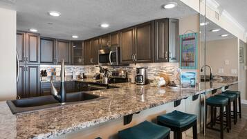 Condo estándar, 3 habitaciones, 2 baños, frente al mar | Tabla de planchar con plancha, wifi gratis y ropa de cama