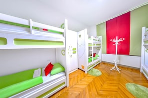 Dortoir Partagé, 3 chambres, vue ville | Coffres-forts dans les chambres, bureau, Wi-Fi gratuit