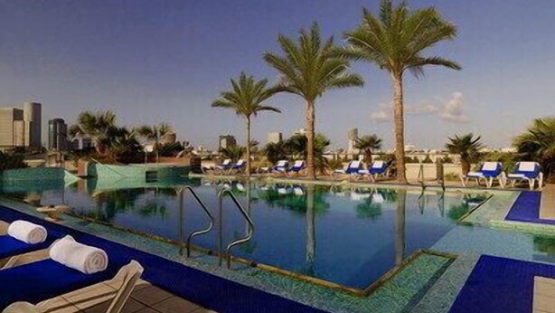 Outdoor pool - 3-Room Apartment at the City Tower (Ramat Gan)