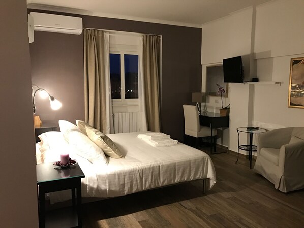 Minibar, coffres-forts dans les chambres, bureau