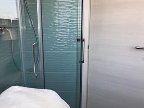 Superior Double Room, Balcony | Bathroom shower - Gmaison Guesthouse (Rome)