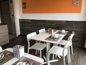 Frokostbuffé hver dag (EUR 5 per person)