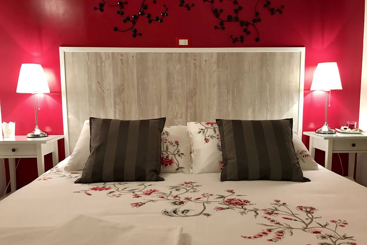 Standard Double Room | Minibar, in-room safe, desk, iron/ironing board