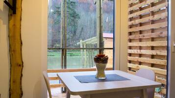 Deluxe-mobile home - flere senge - eget badeværelse - udsigt over vingård | Spisning på værelset