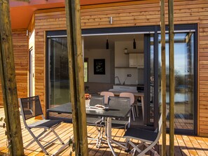 Trailer luxo, 2 quartos, 2 banheiros, vista para o lago | Sacada