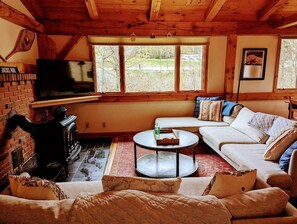 TV, fireplace - Stunning Post And Beam, Ski-in/Ski-Out Birchwood Penthouse. (Carrabassett Valley)