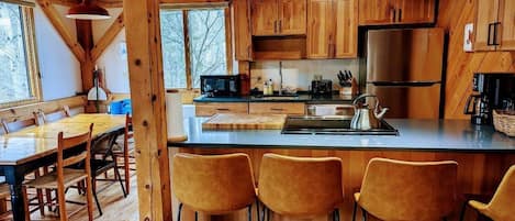 Réfrigérateur, micro-ondes, four, plaque de cuisson