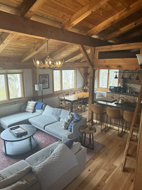 TV, fireplace - Stunning Post And Beam, Ski-in/Ski-Out Birchwood Penthouse. (Carrabassett Valley)