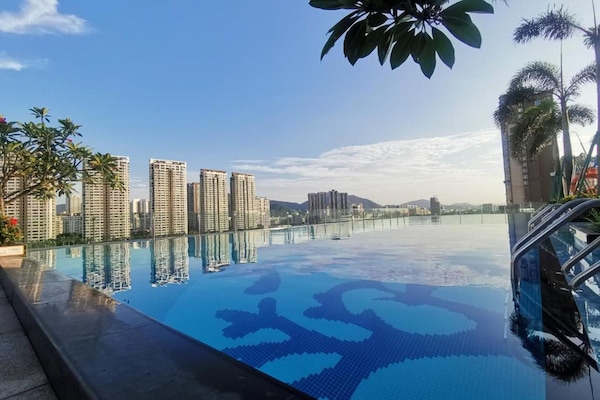 Una piscina al aire libre de temporada (de 10:00 a 22:30), sombrillas