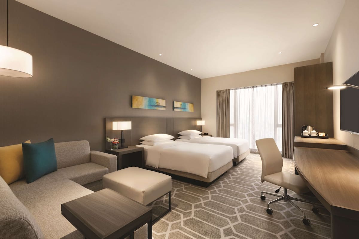 ห้องพัก (2 Twin Beds) | เครื่องนอนระดับพรีเมียม, มินิบาร์, ตู้นิรภัยในห้องพัก, โต๊ะทำงาน
