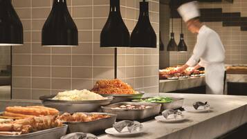 Daily buffet breakfast (CNY 80 per person)