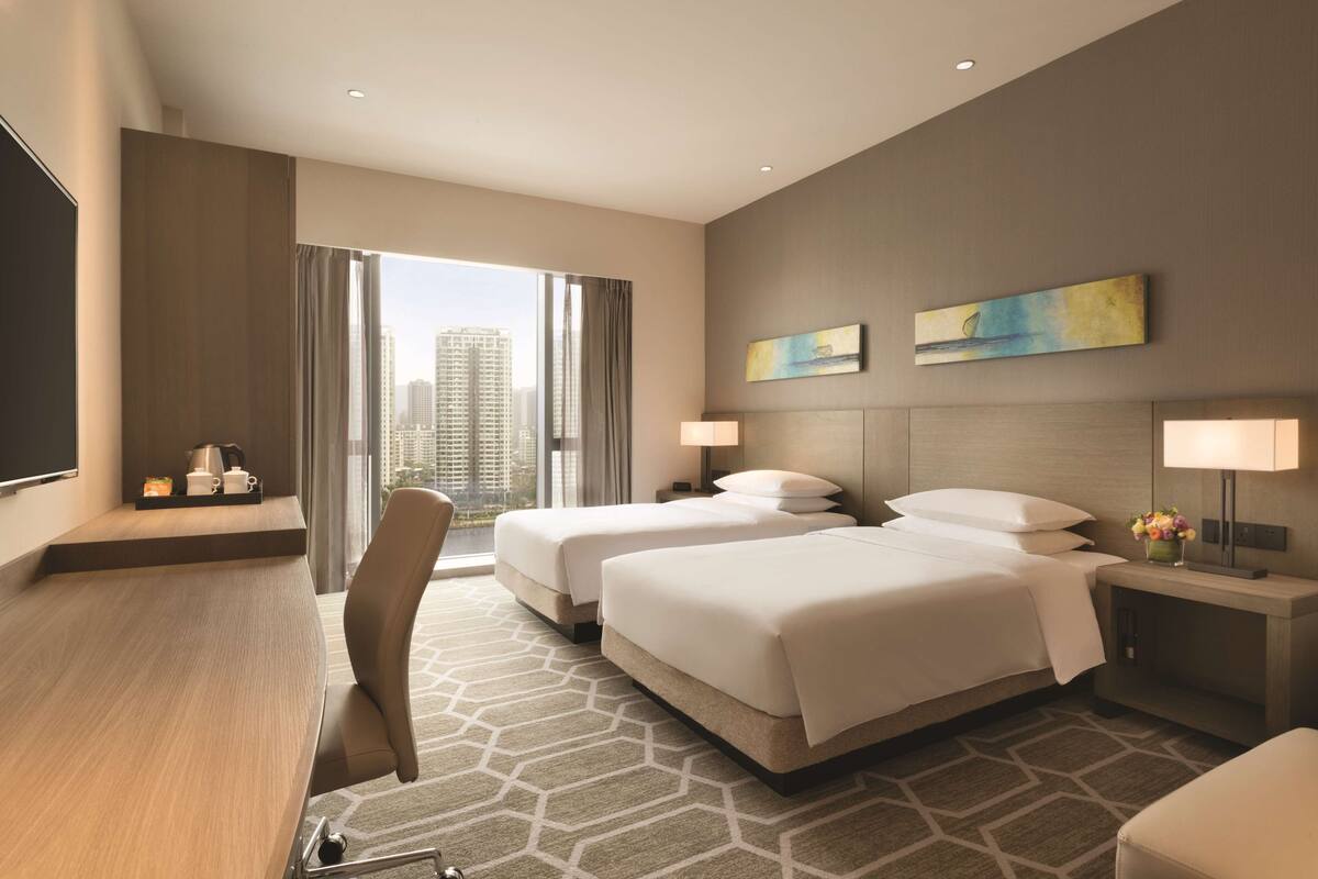 ห้องพัก, วิวแม่น้ำ (2 Twin Beds) | เครื่องนอนระดับพรีเมียม, มินิบาร์, ตู้นิรภัยในห้องพัก, โต๊ะทำงาน