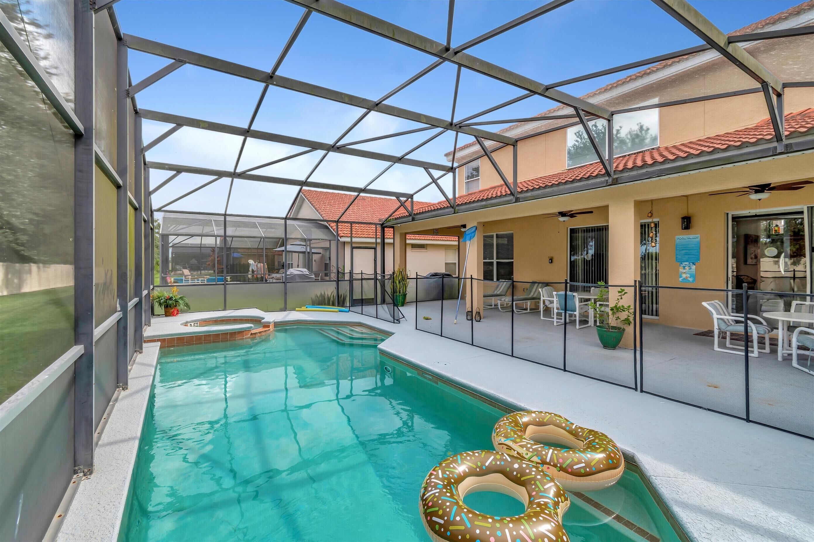 Piscine chauffée, chaises longues