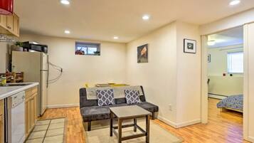 Smart TV, fireplace, stereo