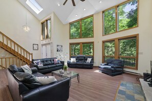 Smart TV, fireplace, table football, ping pong - Newly remodeled 5BRHome-Hot Tub, Game & Poker rooms, Pool, Fire Pit, Kayaks, AC! (East Stroudsburg)