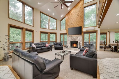 Magical Lake View Home-Hot Tub, Game & Poker rooms, Pool, Fire Pit, Kayaks, AC!