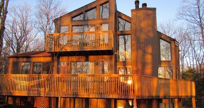 Magical Lake View Home-Hot Tub, Game & Poker rooms, Pool, Fire Pit, Kayaks, AC!