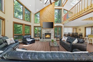 Smart TV, fireplace, table football, ping pong - Newly remodeled 5BRHome-Hot Tub, Game & Poker rooms, Pool, Fire Pit, Kayaks, AC! (East Stroudsburg)