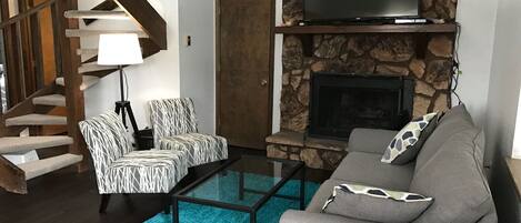 Televisión de pantalla plana y chimenea